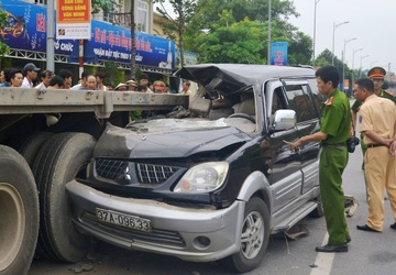 Tai xe gay tai nan khi cho gia dinh di dam cuoi bi tam giu hinh anh