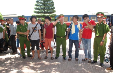 Di ly 16 nguoi tron lenh truy na ve Thanh Hoa hinh anh