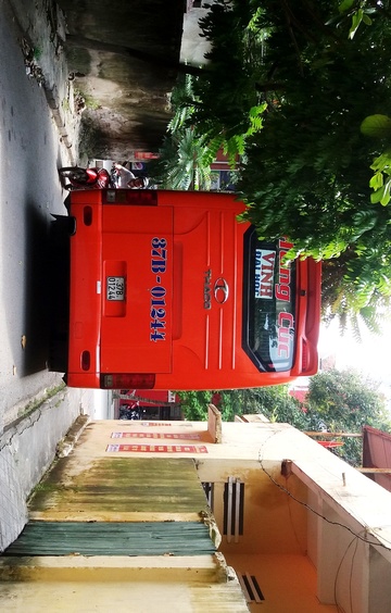 Tranh gianh khach, chu xe rut sung thi uy hinh anh