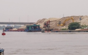 Trung ta CSGT hy sinh khi tau cat lat tren song hinh anh
