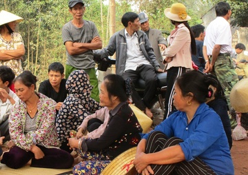 Dan dung leu, trai chieu ngoi giua duong chan xe cho rac hinh anh