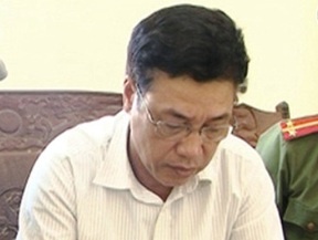 Pho chu tich xa bi khoi to vi loi dung chuc vu hinh anh
