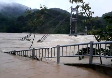 Hai can bo bien phong bi lu cuon khi di chong lu hinh anh
