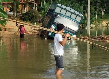 Lu lich su qua hon nua thang, gan 100 ho dan van bi co lap hinh anh