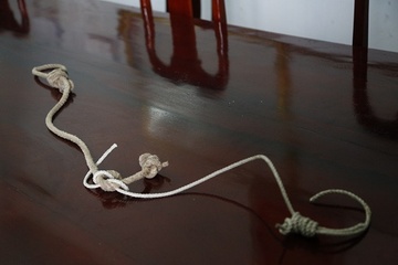 Nguoi dan ong bi siet co chet tai nha rieng hinh anh