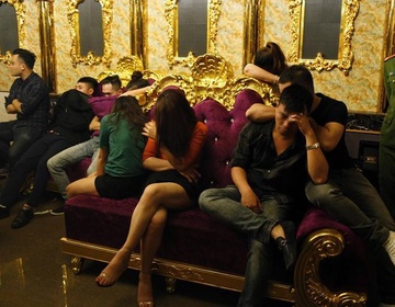 22 nam nu to chuc tiec sinh nhat bang ma tuy hinh anh