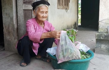 Cu ba 83 tuoi dap xe len UBND xa xin thoat ngheo hinh anh