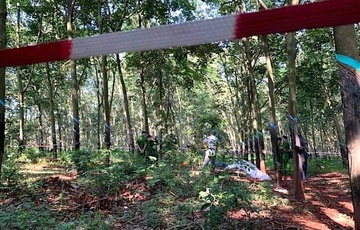 Nguoi dan ong chet bat thuong trong rung cao su hinh anh