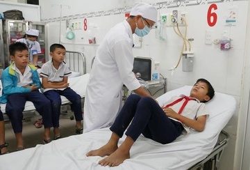 Hang chuc hoc sinh nhap vien sau khi uong nuoc ngot hinh anh