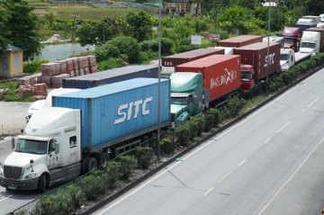 Cua ngo Hai Phong un tac hon 10 km ngay dau dan logo oto tai hinh anh