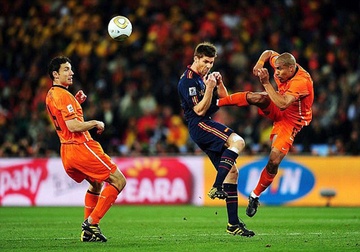De Jong muon moi bia han huyen voi nan nhan Xabi Alonso hinh anh