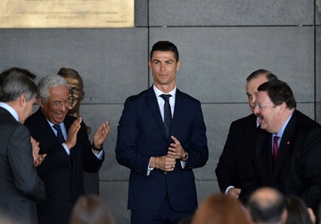 Tra 19 trieu euro, Ronaldo thoat toi tron thue hinh anh