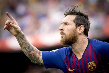 Messi toa sang giup Barca danh bai Espanyol 2-0 hinh anh