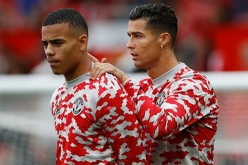 Ronaldo dao sau xung dot the he tai MU hinh anh