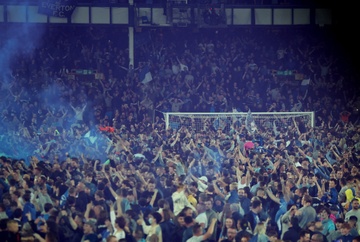 Co dong vien tran xuong san trong ngay Everton tru hang hinh anh