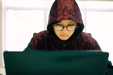 Chom anh Facebook ban son 3CE kiem tien ty o VN hinh anh