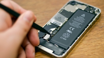 Dich vu thay pin iPhone 150.000 dong an theo scandal cua Apple o VN hinh anh