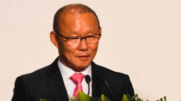 HLV Park dung 100.000 USD tien thuong cho nguoi ngheo va bong da Viet hinh anh