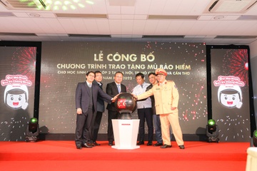 Honda Viet Nam tang mu bao hiem, nang cao y thuc ATGT cho hoc sinh hinh anh