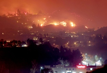 Hang dai oto so tan trong dem vi chay rung o California hinh anh