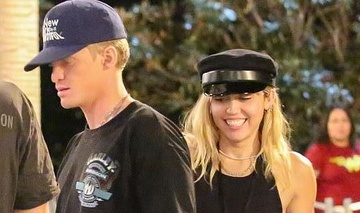 Miley Cyrus di choi cong vien voi ban trai kem tuoi hinh anh