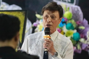 Tuan Ngoc hat 'Ve day nghe em' trong le tang Chi Tai hinh anh