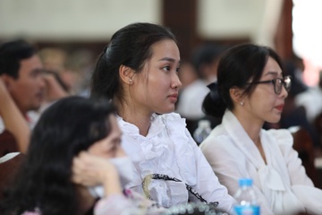 Nguoi dan theo doi phien xu vu Tinh That Bong Lai qua man chieu hinh anh