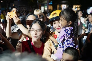 Nguoi dan TP.HCM vay kin cac 'bong hong' CSGT xin chup anh, tang qua hinh anh