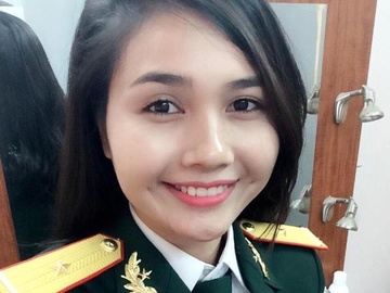 Nu phat thanh vien hat 'Chieu Matxcova' bang 3 thu tieng hinh anh