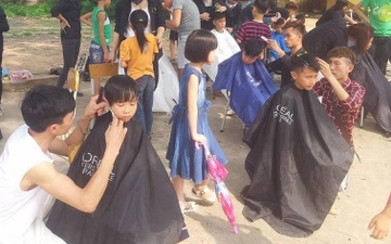 Nhom ban tre cat toc mien phi cho sinh vien, xe om tren via he Ha Noi hinh anh