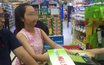 Co gai mang nguoi lon tuoi, chen ngang trong sieu thi hinh anh
