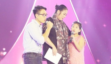 NSND Hong Van va hai con om nhau khoc tren san khau hinh anh