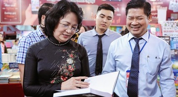 Pho chu tich nuoc va hang nghin nguoi du khai mac Hoi sach TP.HCM 2018 hinh anh