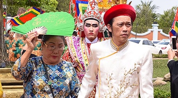 Nghe si Viet tap nap den nha tho cua Hoai Linh dang huong To nghe hinh anh