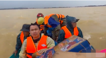 Ho Viet Trung len tieng khi bi chi trich nem do cuu tro cho nguoi dan hinh anh