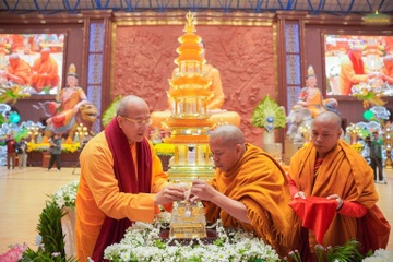 Chua Ba Vang ruoc xa loi toc cua Duc Phat chua dung quy dinh hinh anh