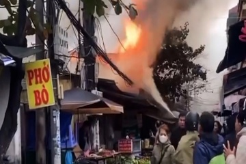 Canh sat pha tuong de chua chay ngoi nha o Ha Noi hinh anh