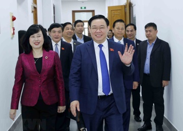 Chu tich Quoc hoi Vuong Dinh Hue tham, lam viec tai Bo Y te hinh anh