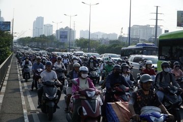 Xe container dam dai phan cach, cua ngo phia Dong TP.HCM un tac hinh anh