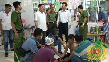 90 phut giai cuu 3 be bi ke 'ngao da' cam dao khong che tai truong hinh anh