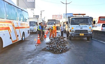 Hang chuc ket bia roi, duong dan cao toc TP.HCM - Trung Luong un u hinh anh
