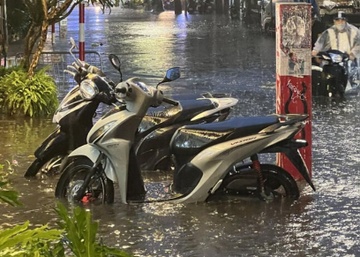 Mua lon chieu toi, nhieu tuyen pho Ha Noi ngap sau hinh anh