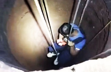 Giai cuu nguoi dan ong duoi gieng sau 30 m o Lam Dong hinh anh