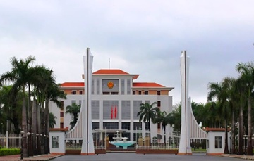 Quang Nam cho nghi huu som, thoi viec 195 can bo trong 6 thang hinh anh