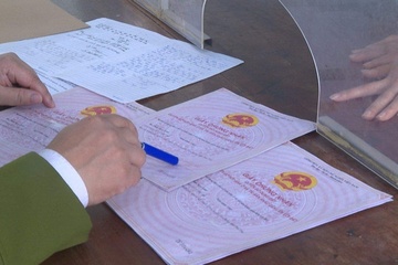 Len mang xa hoi dat lam gia giay to de con di du hoc, me bi khoi to hinh anh