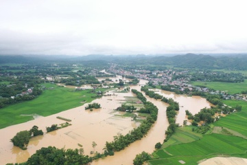 Cao Bang mua 4 ngay tam ta, nhieu tuyen duong bi chia cat do sat lo hinh anh