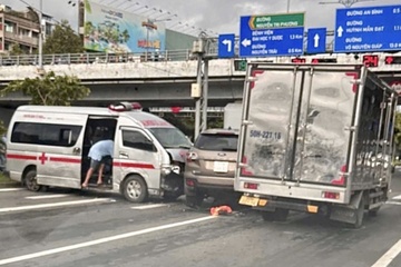 5 oto tong lien hoan tren dai lo o TP.HCM, un tac keo dai hinh anh