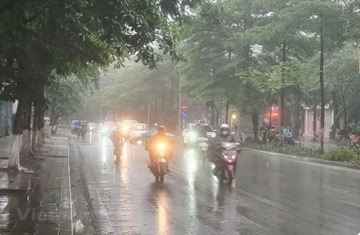 Khong khi lanh tran ve, Ha Noi mua lon cuc bo vao sang som hinh anh