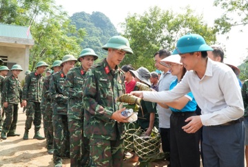 Chia tay luc luong quan doi tim kiem nan nhan Lang Nu hinh anh