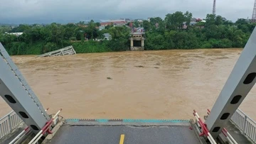 Bo Giao thong Van tai len tieng ve nguon von lam cau Phong Chau hinh anh